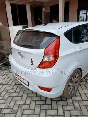 Hyundai Accent SE Hatchback 2017 White