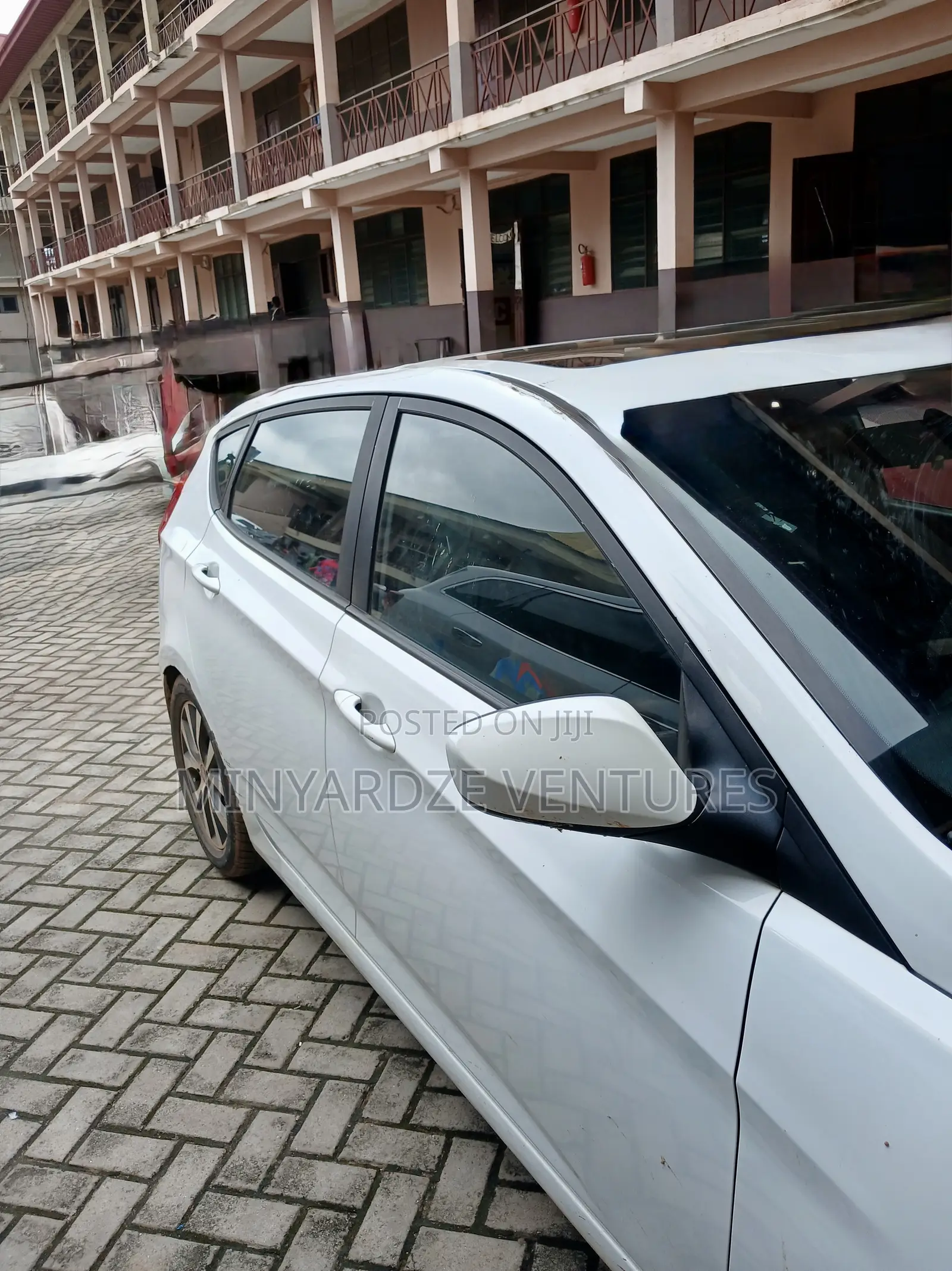 Hyundai Accent SE Hatchback 2017 White