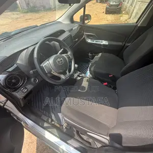 Toyota Vitz 2015 Silver