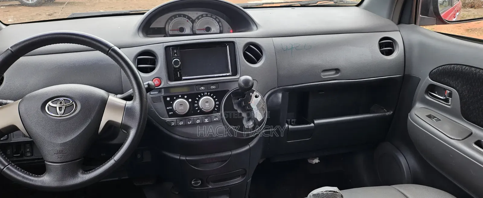 Toyota Sienta 2013 Red