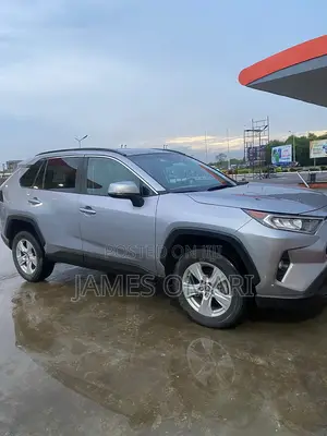 Toyota RAV4 XLE 2021 Silver