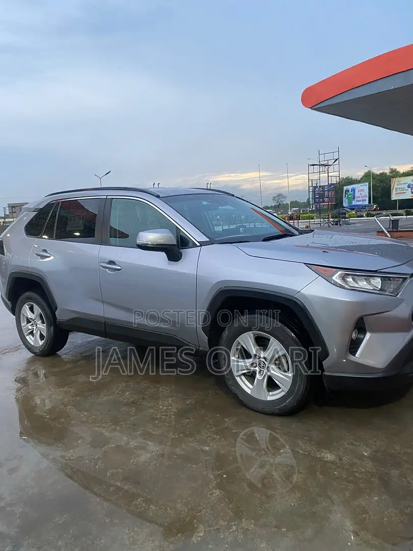 Toyota RAV4 XLE 2021 Silver