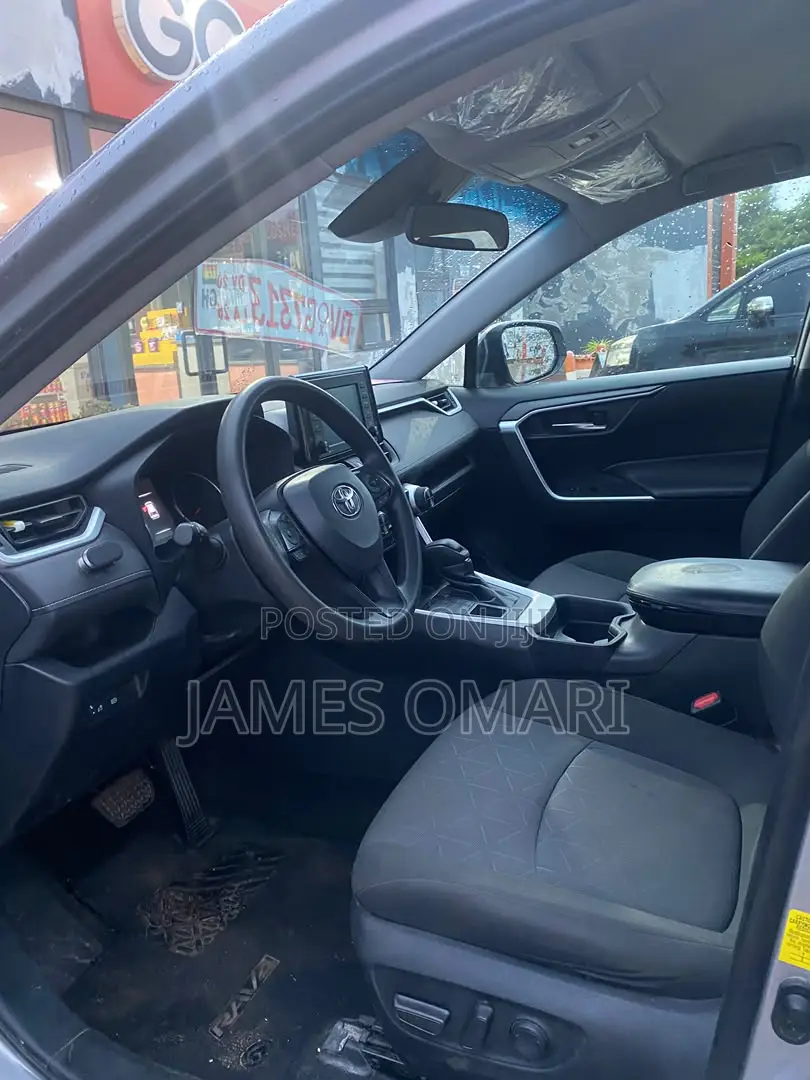Toyota RAV4 XLE 2021 Silver