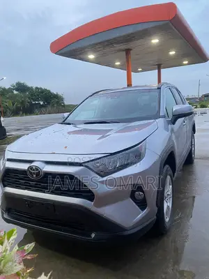 Toyota RAV4 XLE 2021 Silver