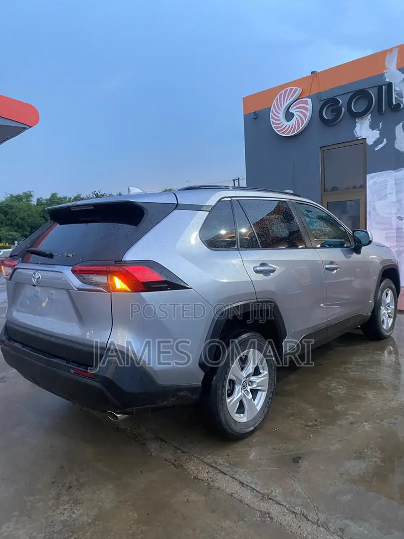 Toyota RAV4 XLE 2021 Silver