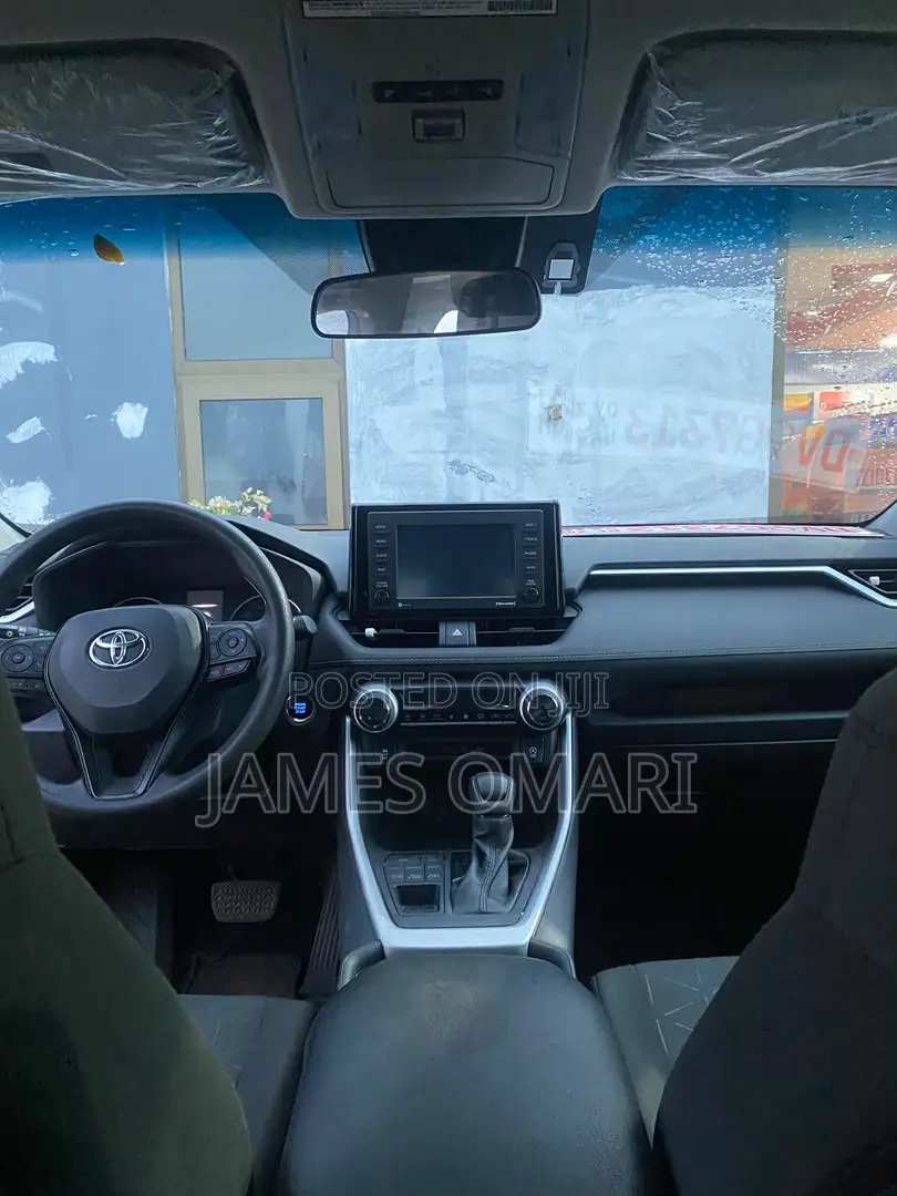 Toyota RAV4 XLE 2021 Silver
