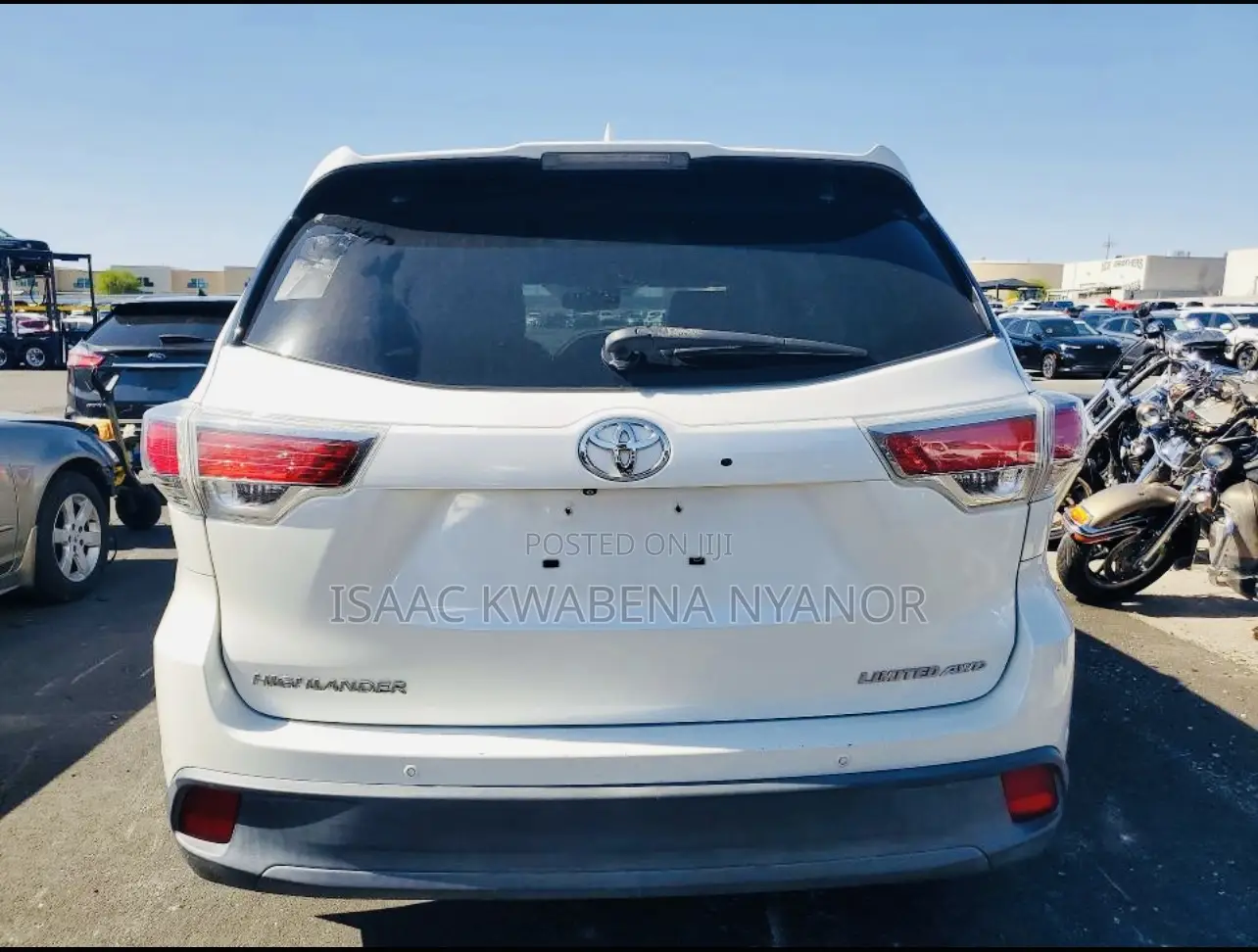 Toyota Highlander XLE 4dr SUV AWD (3.5L 6cyl 6A) 2015 Off white