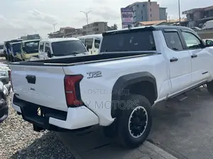 Toyota Tacoma 2024 White