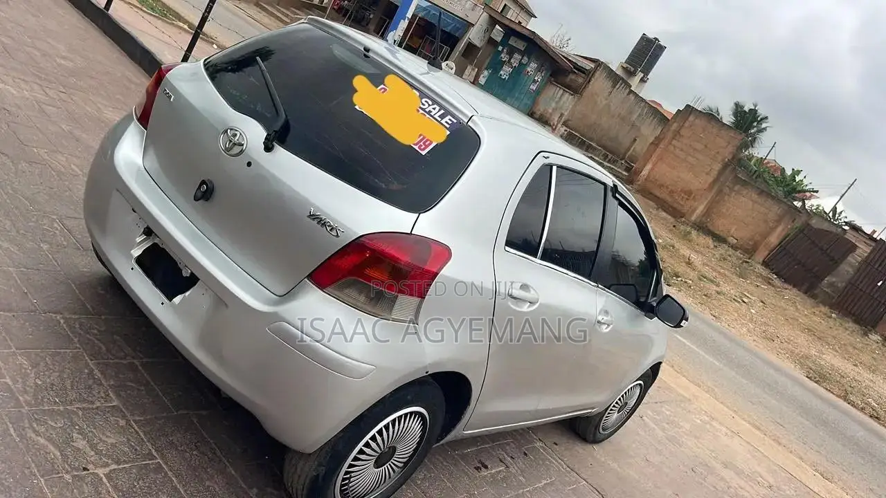 Toyota Vitz 2010 Silver