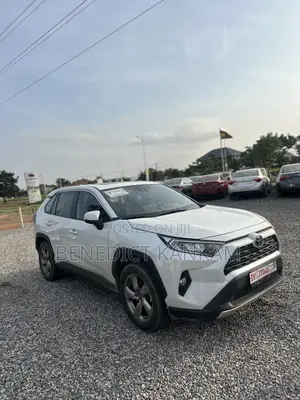 Toyota RAV4 XLE FWD 2023 White