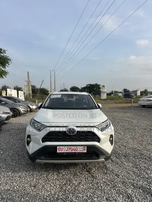 Toyota RAV4 XLE FWD 2023 White