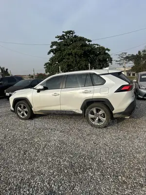 Toyota RAV4 XLE FWD 2023 White