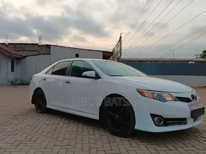 Toyota Camry L 4dr Sedan w/Prod. End 11/13 (2.5L 4cyl 6A) 2014 White