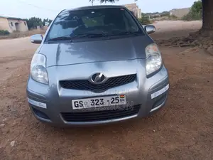 Toyota Vitz 2010 Silver