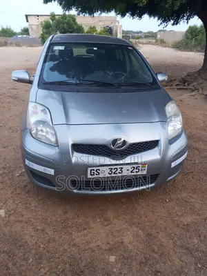 Toyota Vitz 2010 Silver