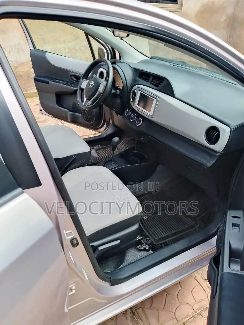 Toyota Vitz 1.3 AWD 5dr 2012 Silver