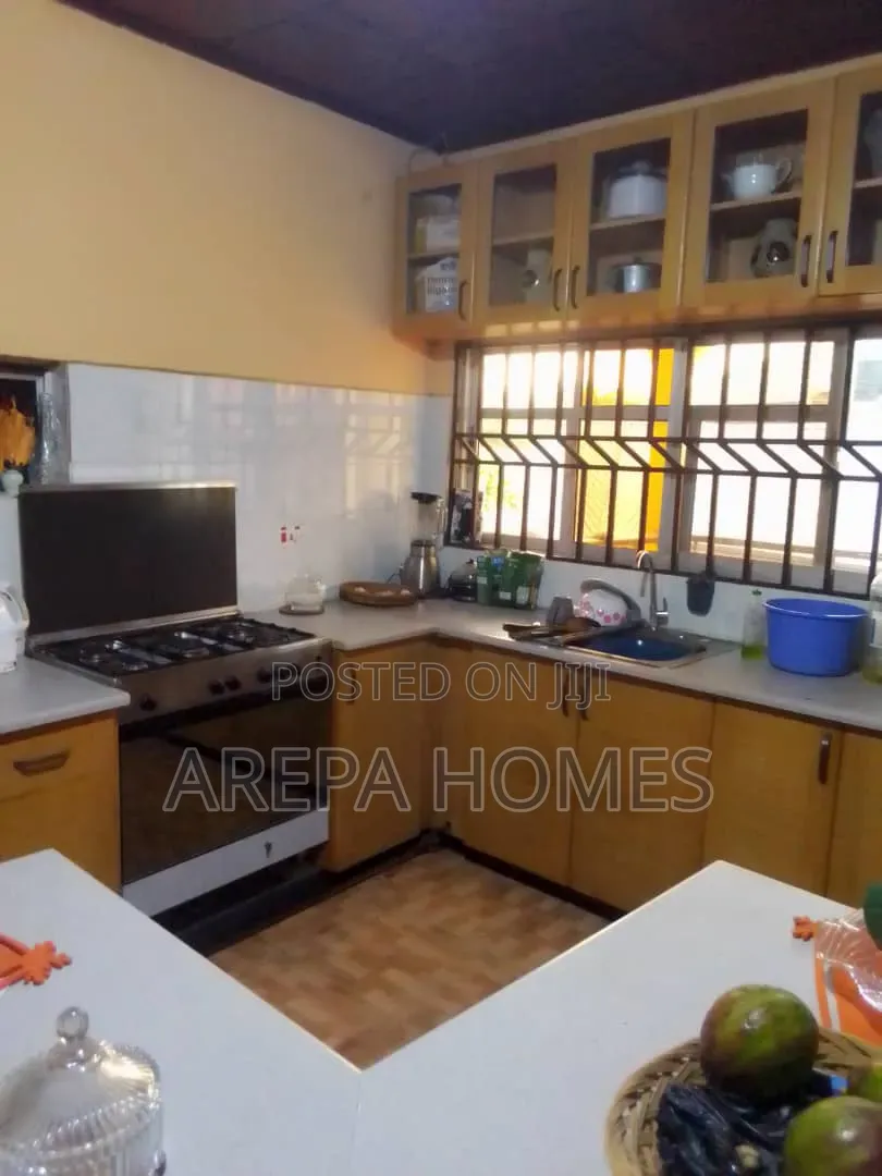 9bdrm Block of Flats in Arepa Homes, Ofankor for sale