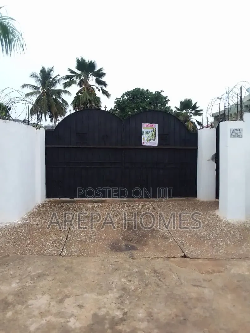 9bdrm Block of Flats in Arepa Homes, Ofankor for sale