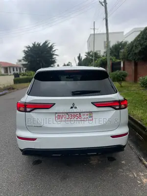 Mitsubishi Outlander SE 2022 White