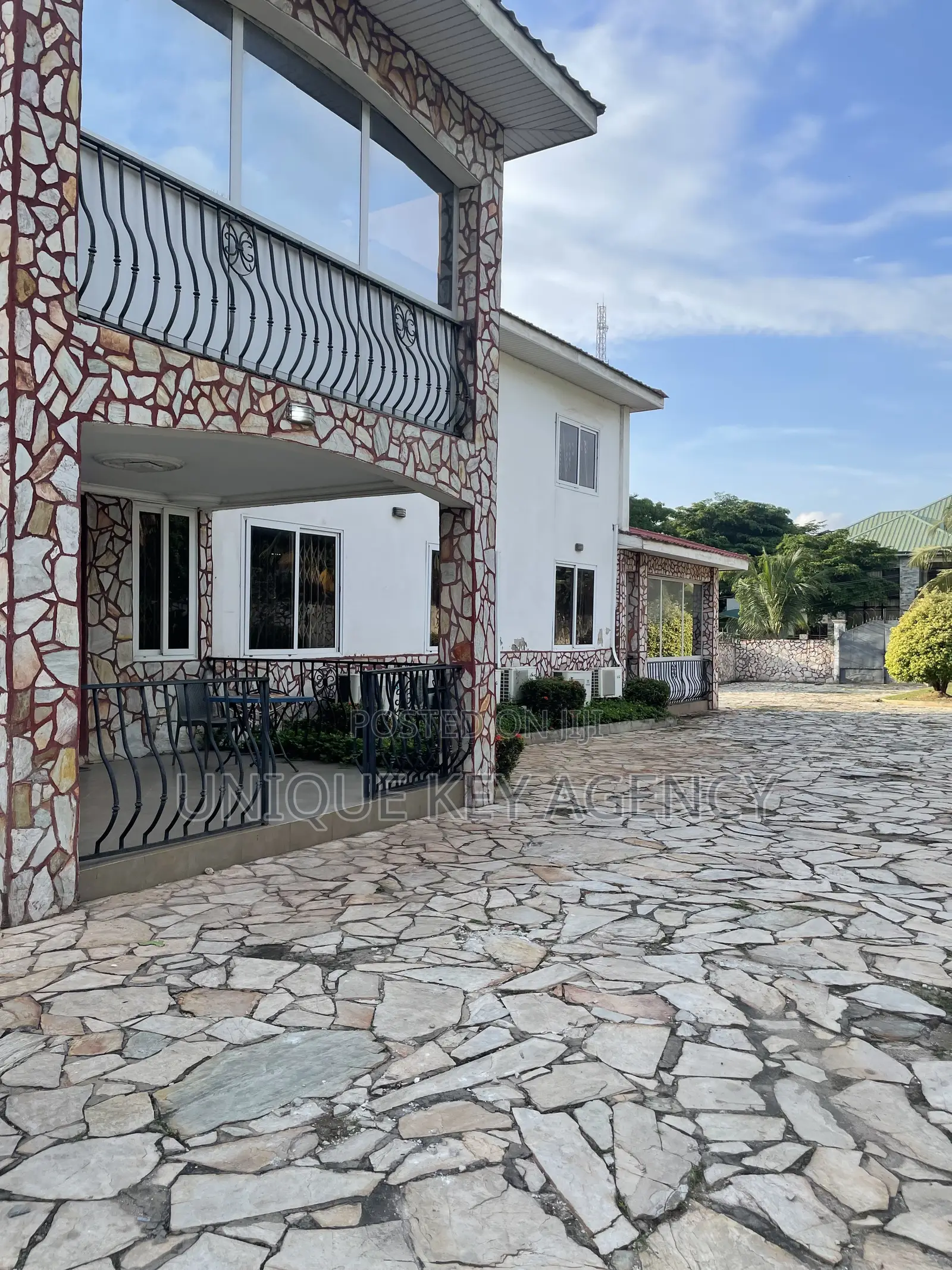 8 Bedroom Office Complex in North Ridge
