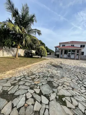 8 Bedroom Office Complex in North Ridge