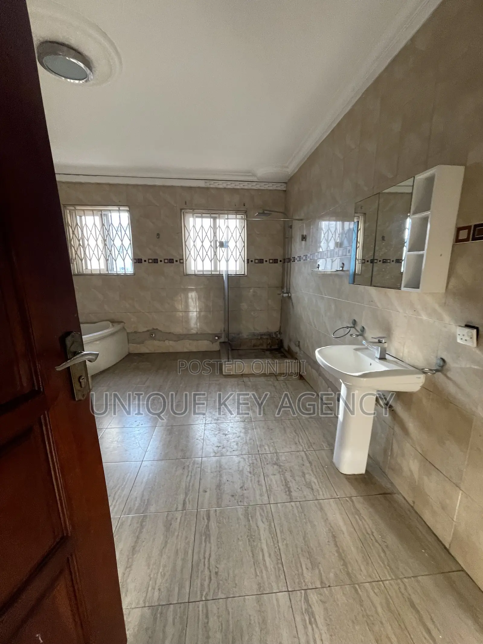 8 Bedroom Office Complex in North Ridge