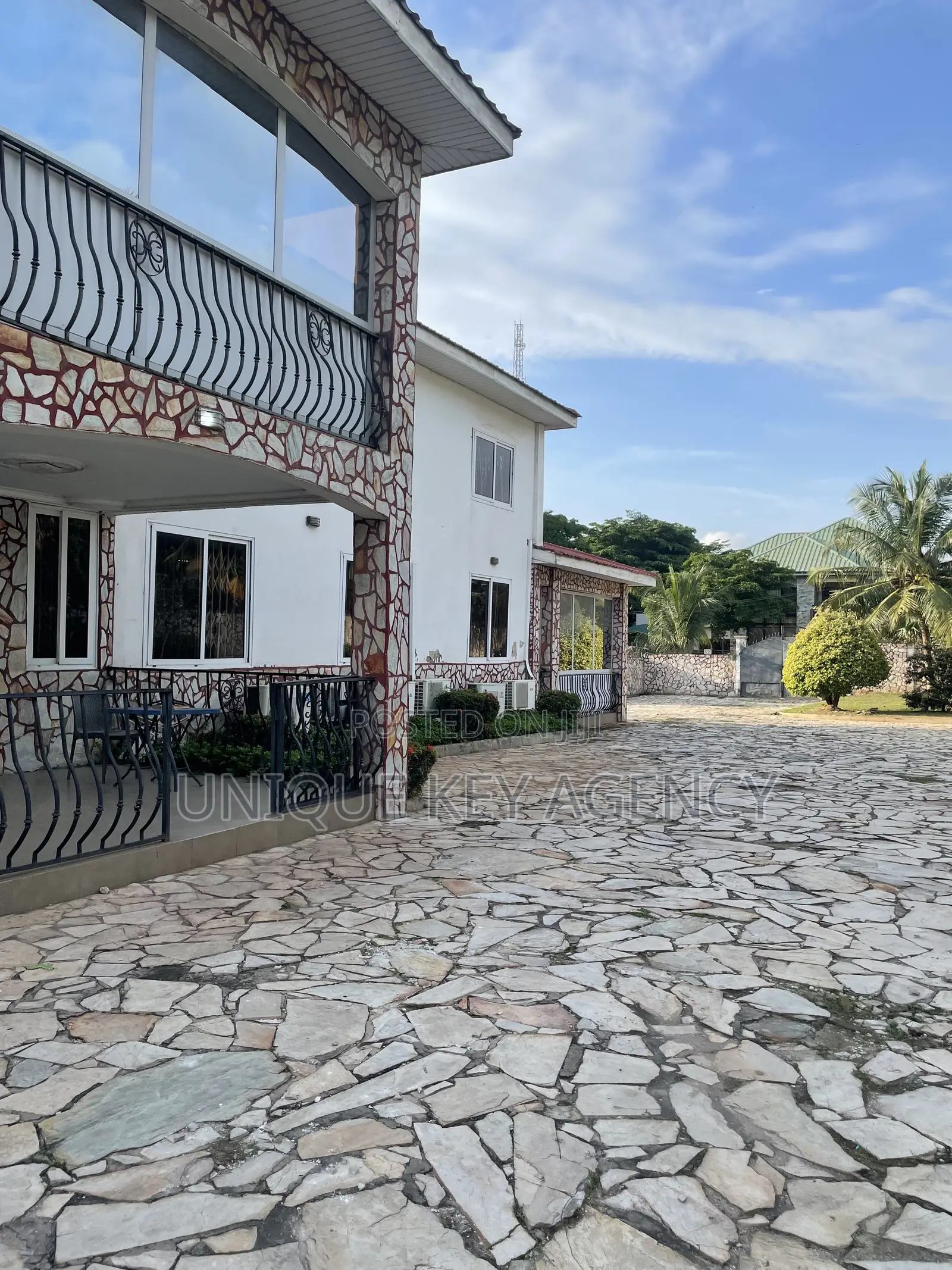 8 Bedroom Office Complex in North Ridge
