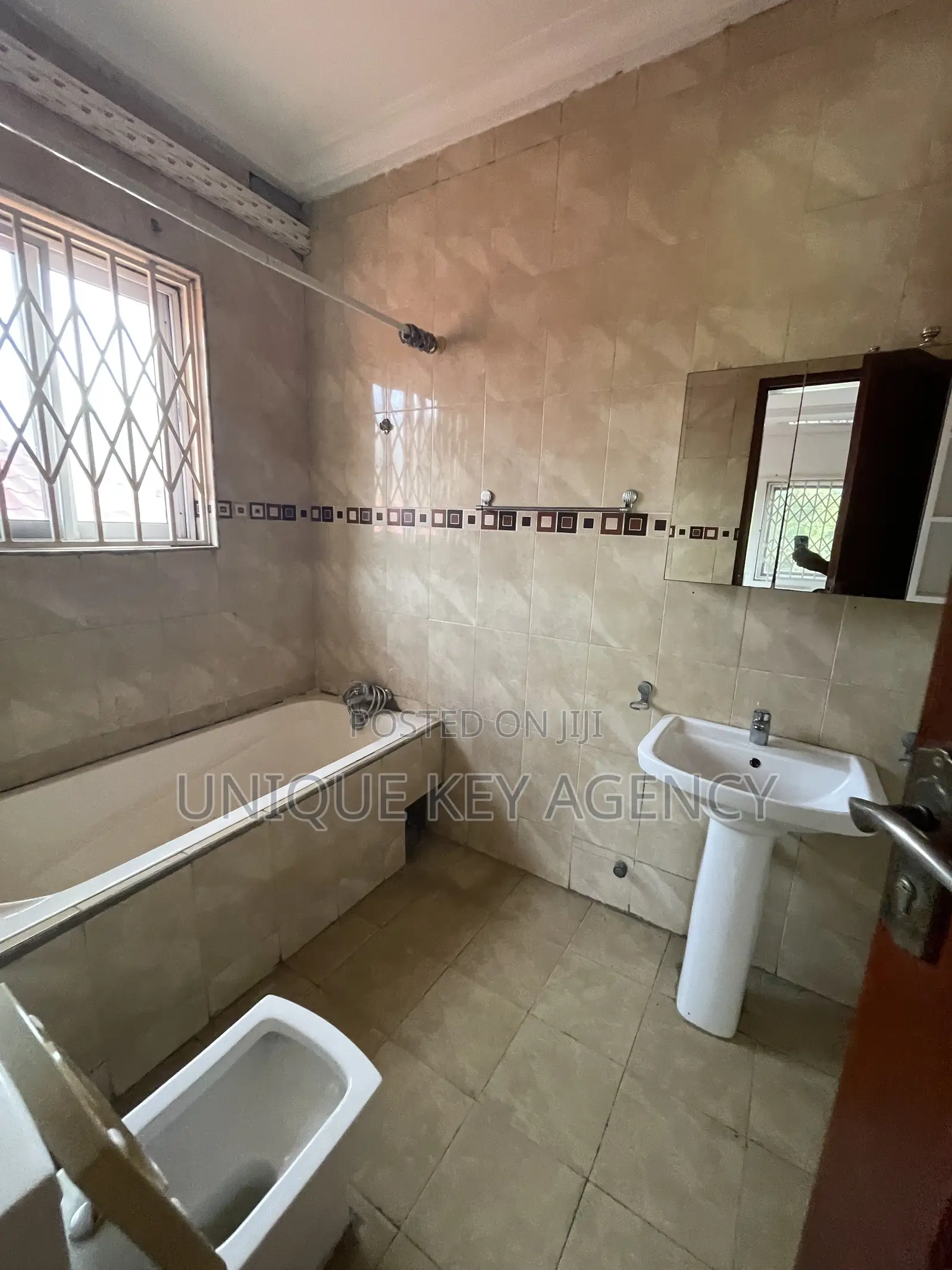 8 Bedroom Office Complex in North Ridge