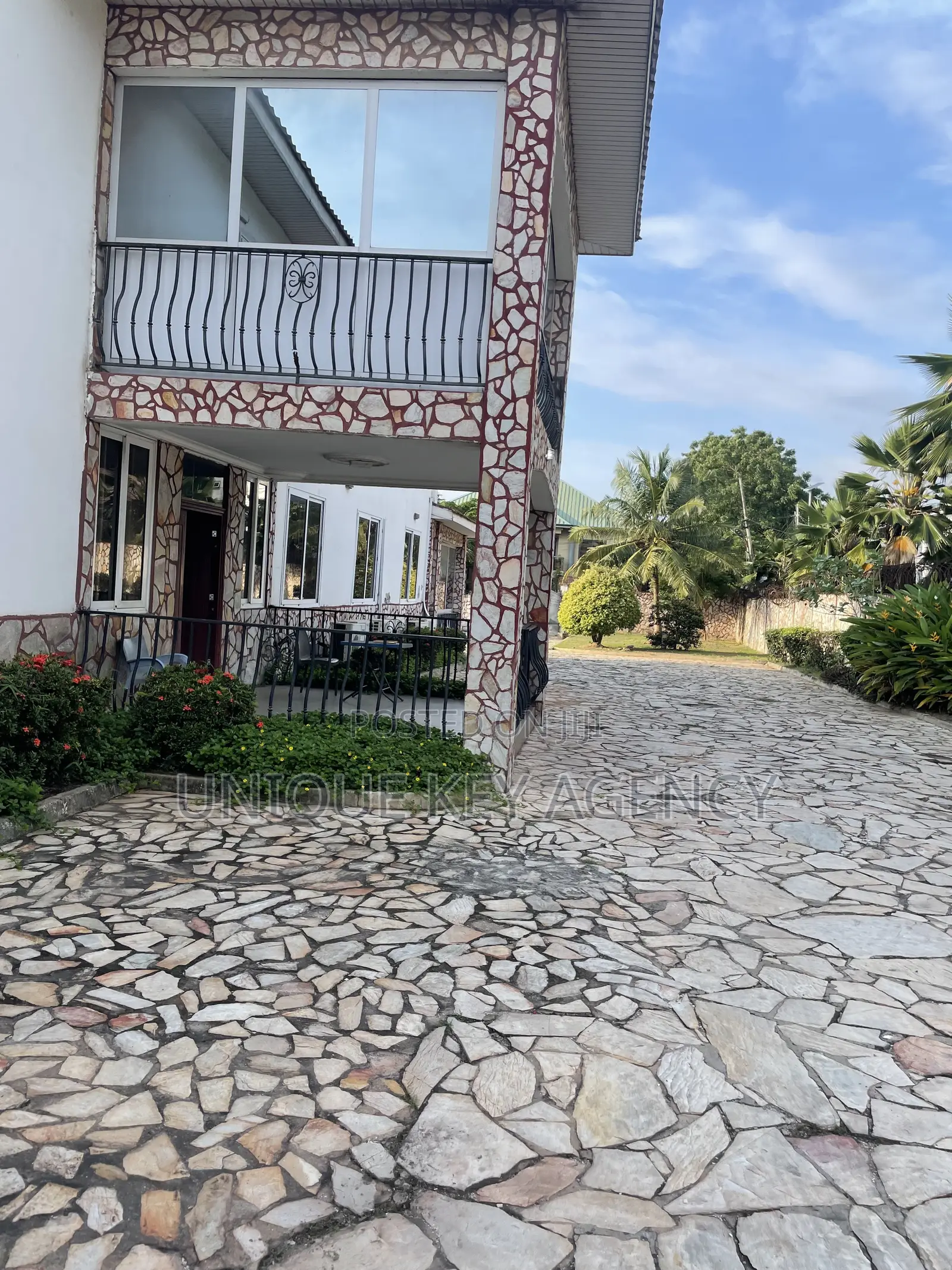 8 Bedroom Office Complex in North Ridge