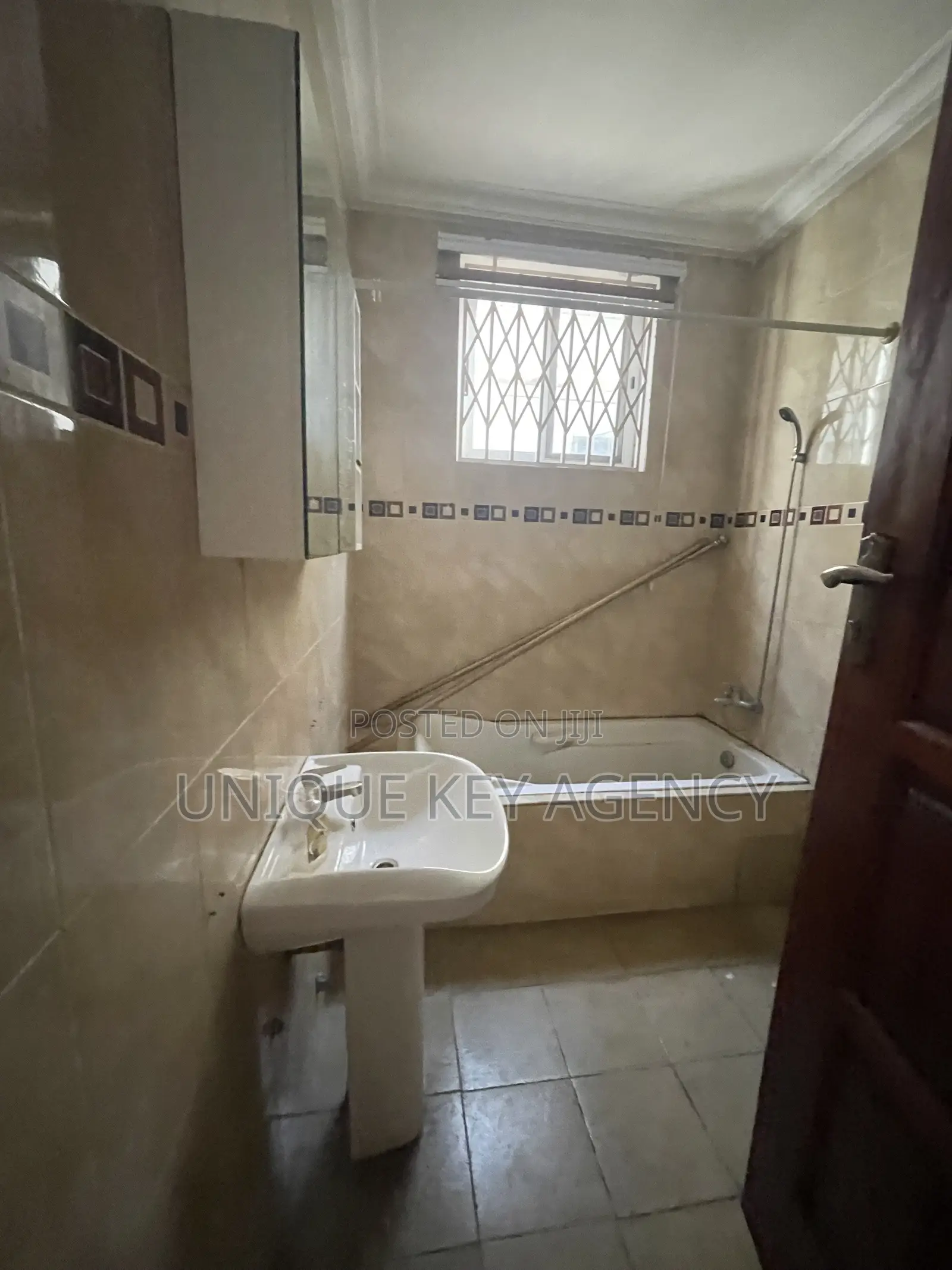 8 Bedroom Office Complex in North Ridge
