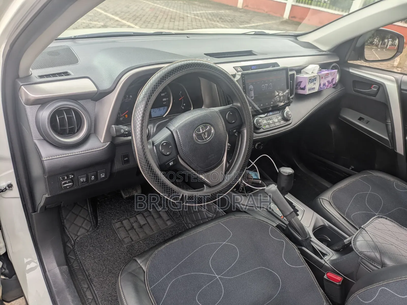 Toyota RAV4 LE AWD 2019 White