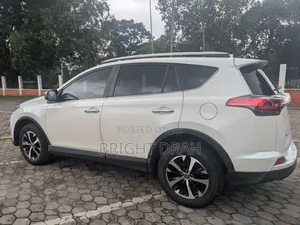 Toyota RAV4 LE AWD 2019 White
