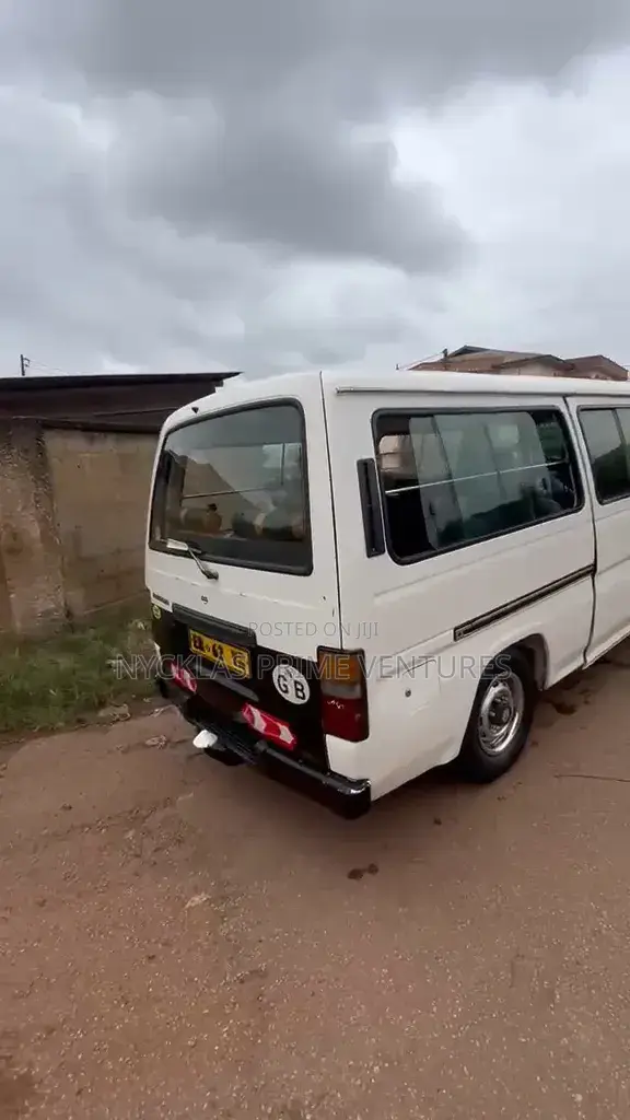 Nissan Caravan (Urvan) 1999 White