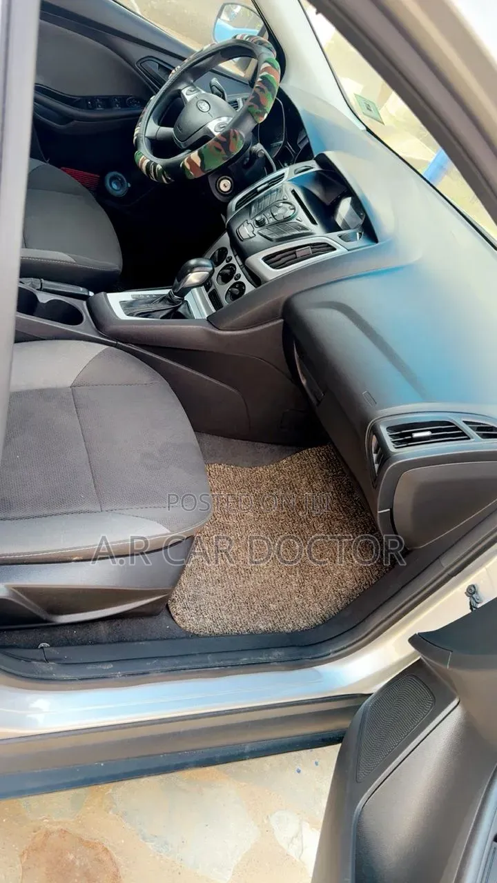 Ford Focus SE Sedan FWD (2.0L 4cyl 5M) 2013 Silver