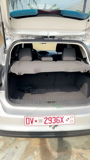 Ford Focus SE Sedan FWD (2.0L 4cyl 5M) 2013 Silver
