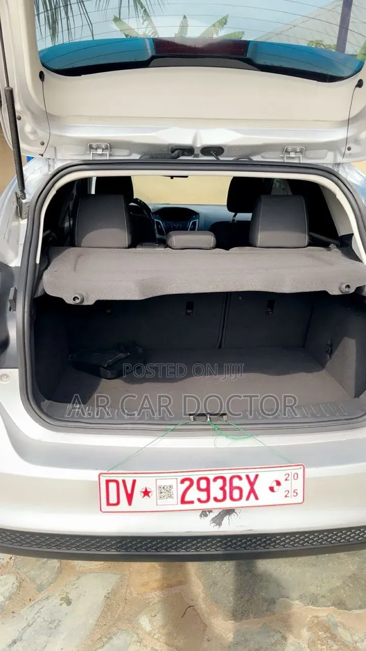 Ford Focus SE Sedan FWD (2.0L 4cyl 5M) 2013 Silver