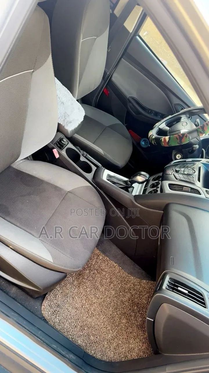 Ford Focus SE Sedan FWD (2.0L 4cyl 5M) 2013 Silver