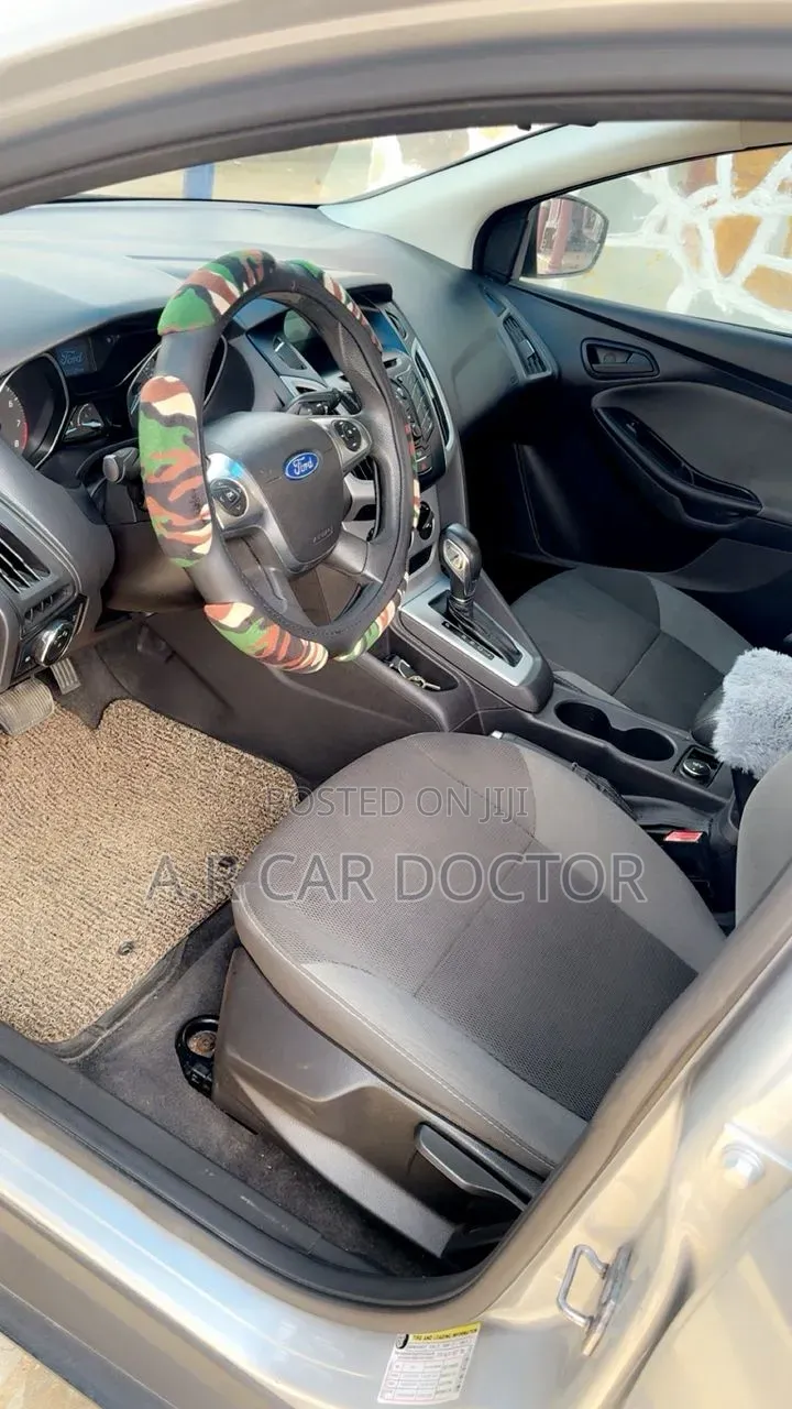 Ford Focus SE Sedan FWD (2.0L 4cyl 5M) 2013 Silver