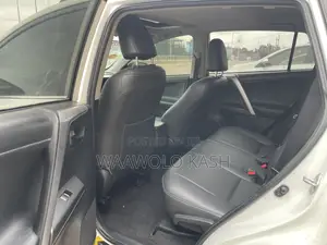 Toyota RAV4 LE FWD 2019 White