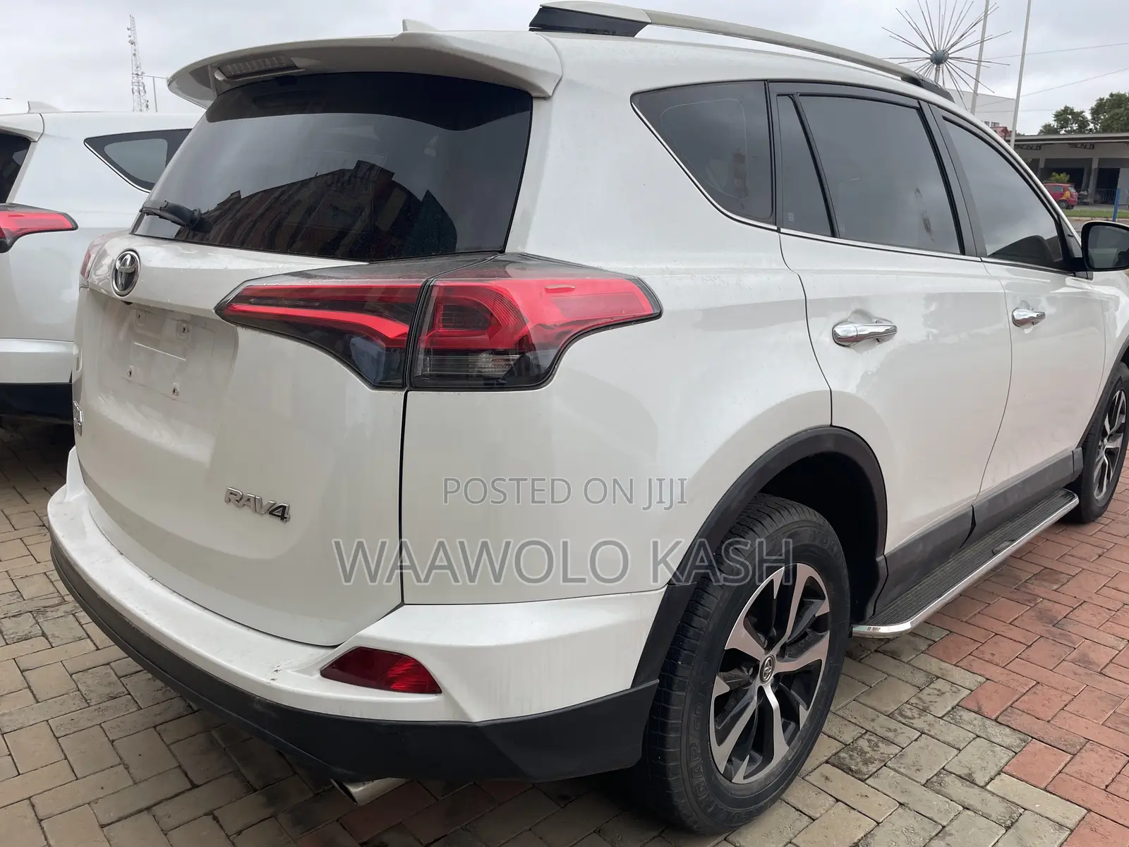 Toyota RAV4 LE FWD 2019 White