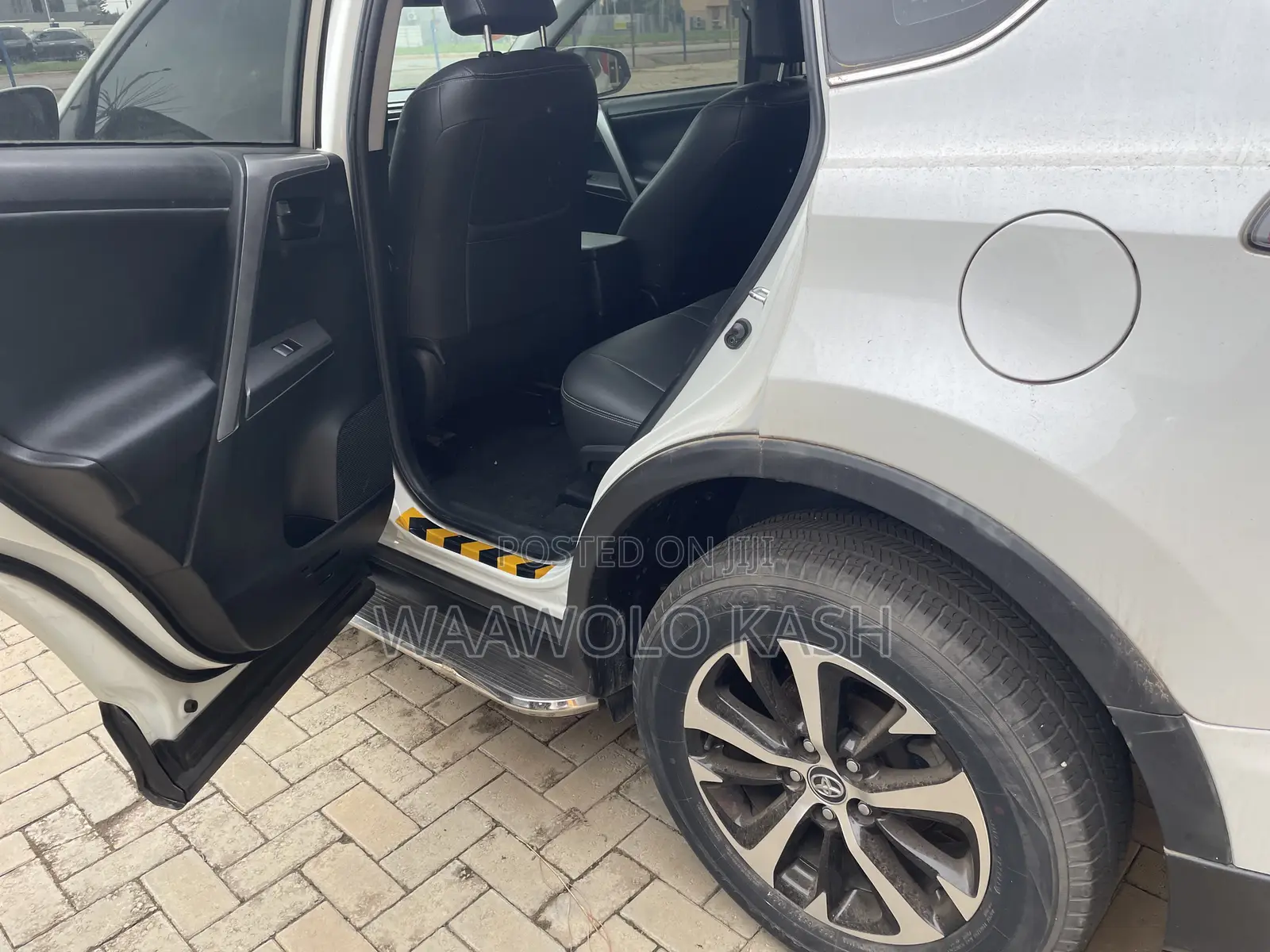 Toyota RAV4 LE FWD 2019 White