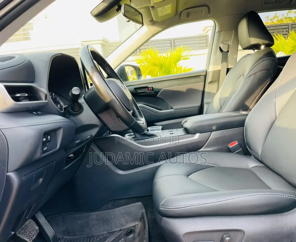 Toyota Highlander LE AWD 2023 Black