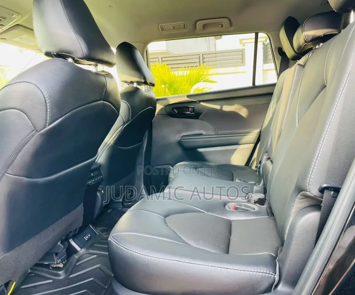 Toyota Highlander LE AWD 2023 Black