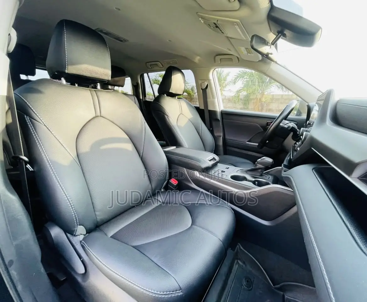 Toyota Highlander LE AWD 2023 Black