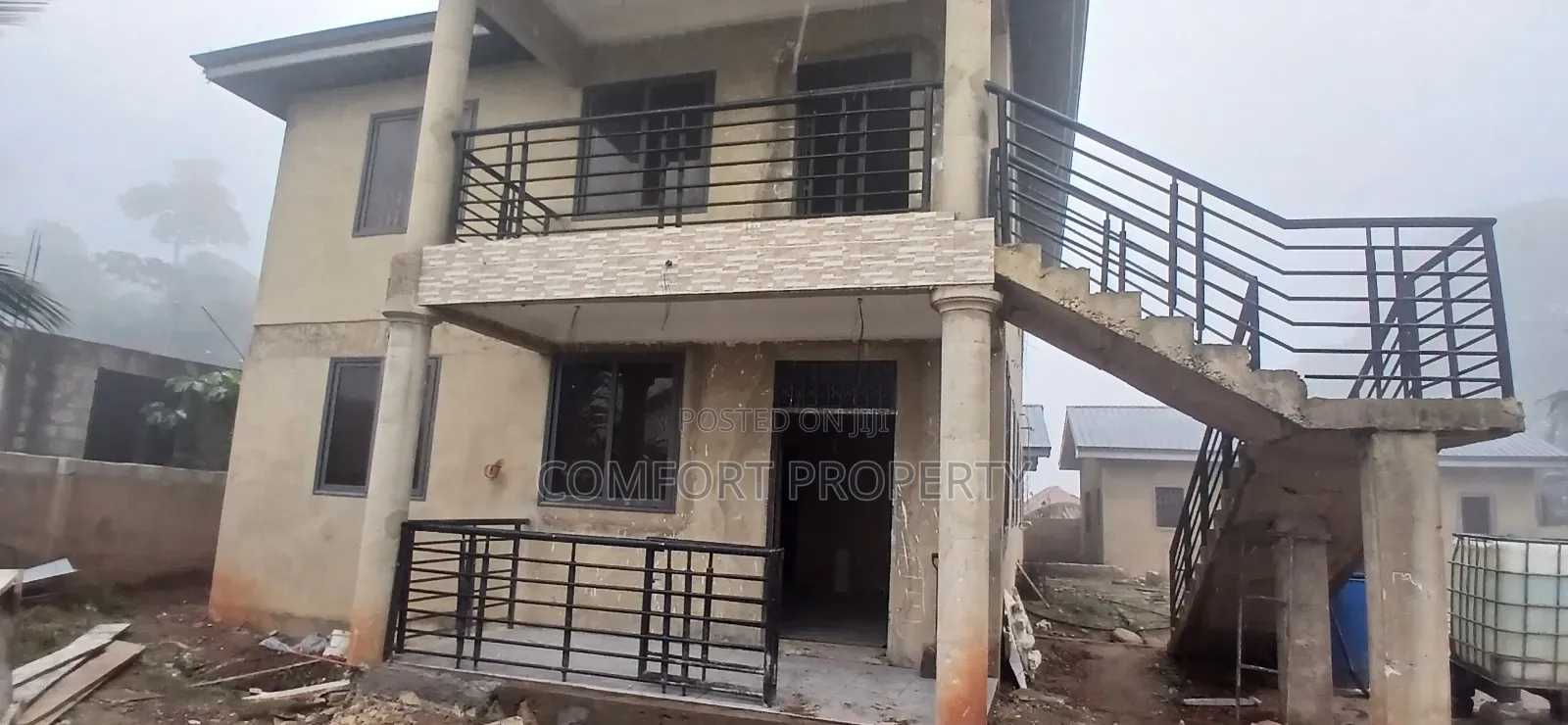 8bdrm Apartment in Helping Hand, Akuapim North for sale
