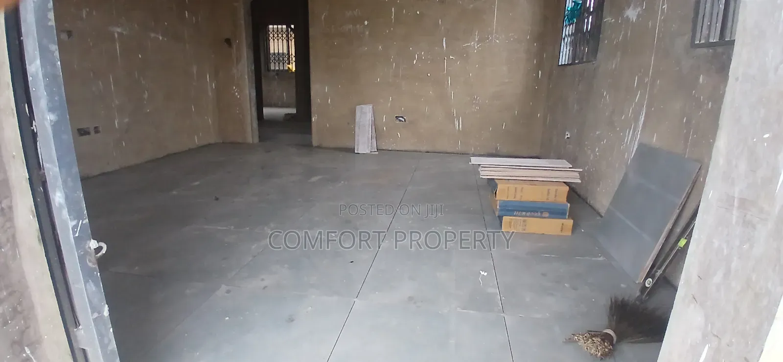 8bdrm Apartment in Helping Hand, Akuapim North for sale