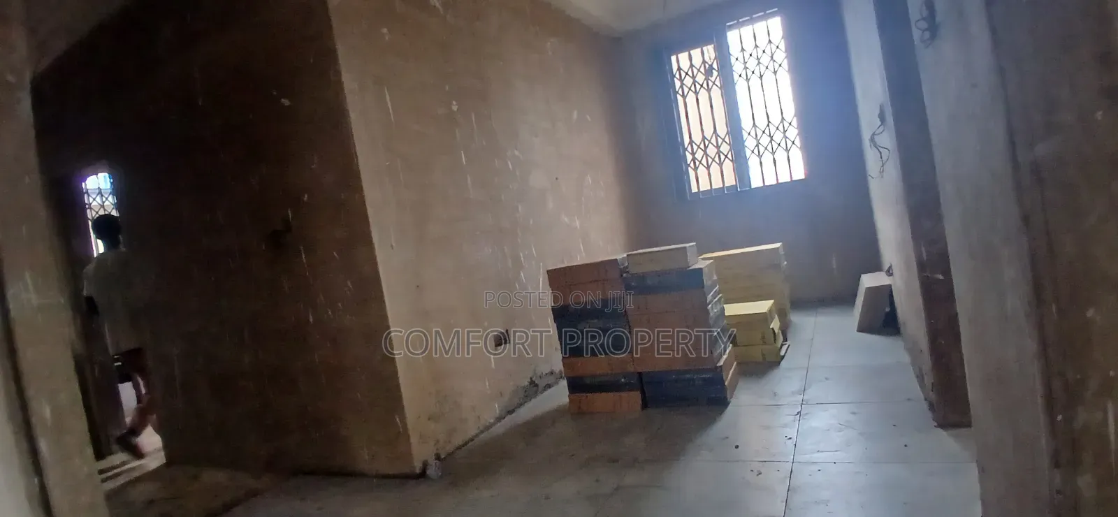 8bdrm Apartment in Helping Hand, Akuapim North for sale