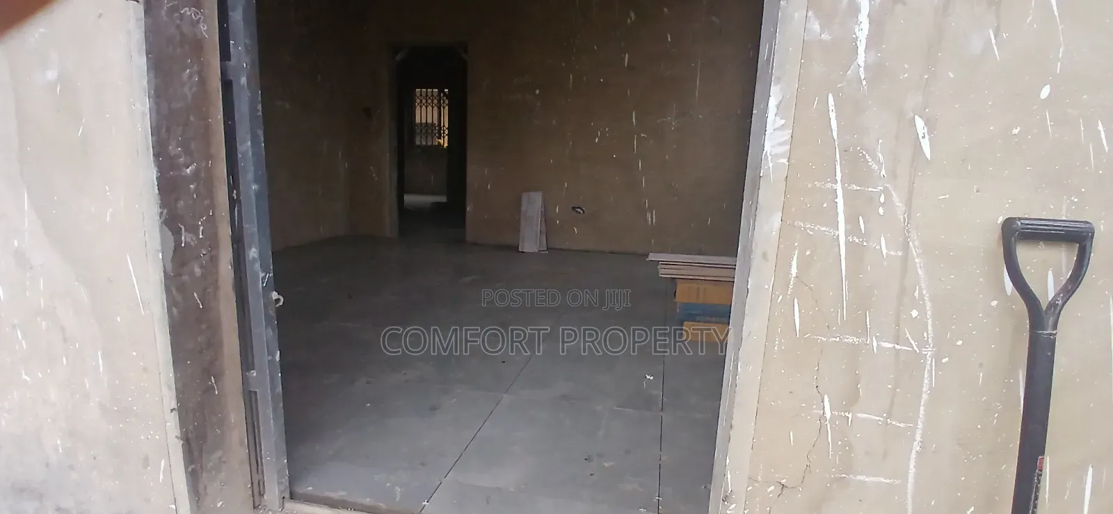 8bdrm Apartment in Helping Hand, Akuapim North for sale