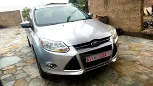 Ford Focus SE Sedan FWD (2.0L 4cyl 5M) 2013 Silver