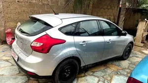 Ford Focus SE Sedan FWD (2.0L 4cyl 5M) 2013 Silver